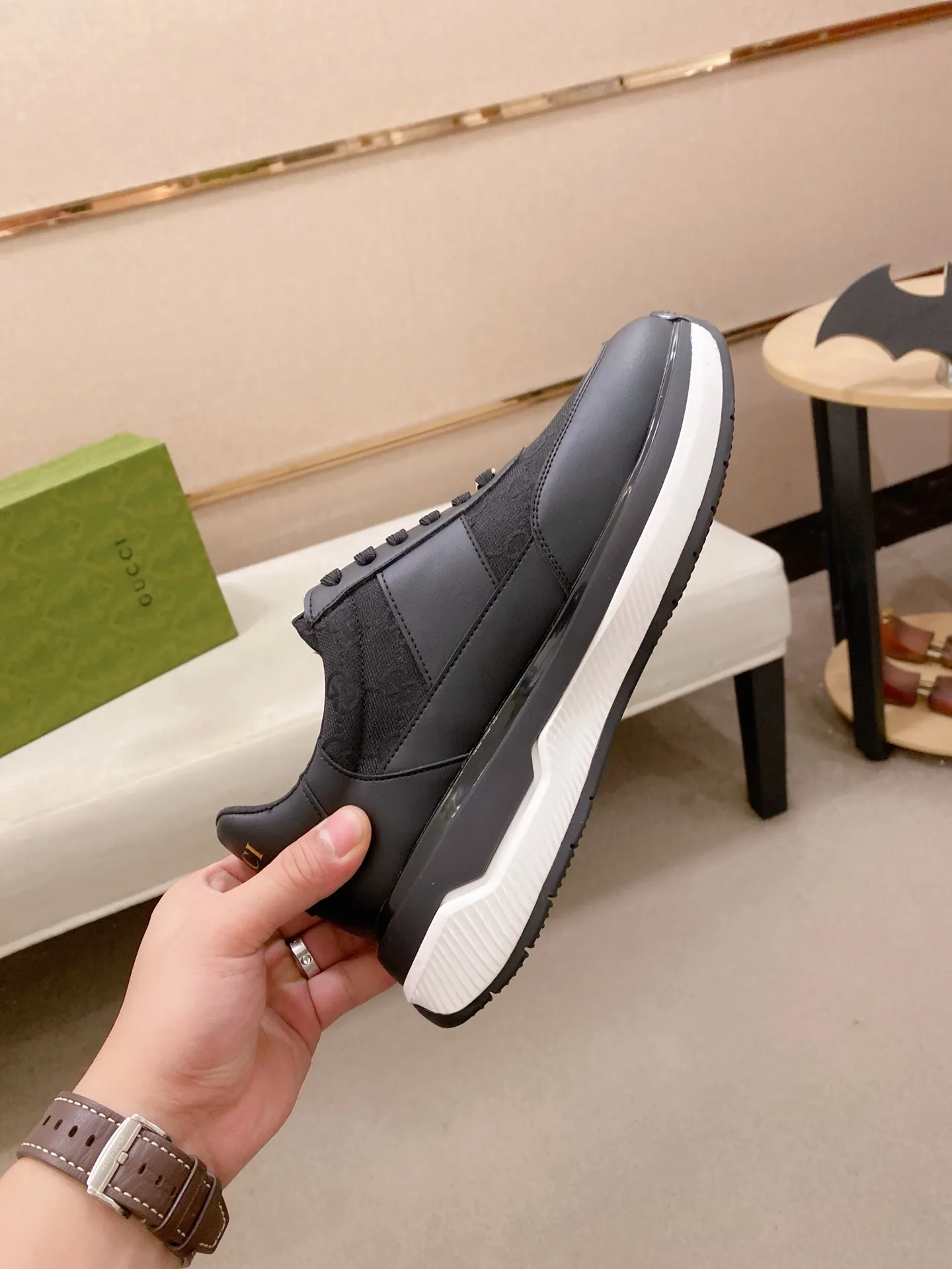 Men's shoes 💰 462💰The new GUCCI (Gucci) counters are launched simultaneously. The new men's shoes, 😘fabrics are selected from imported cowhide, and the lining is sheepskin lining. 👍🏿 High-end ☄️ air-cushion molded anti-slip rubber outsole, exquisite lines, simple and elegant, comfortable and high-end for leisure travel. Code number: 38 to 44 (45 can be customized and cannot be returned or exchanged)